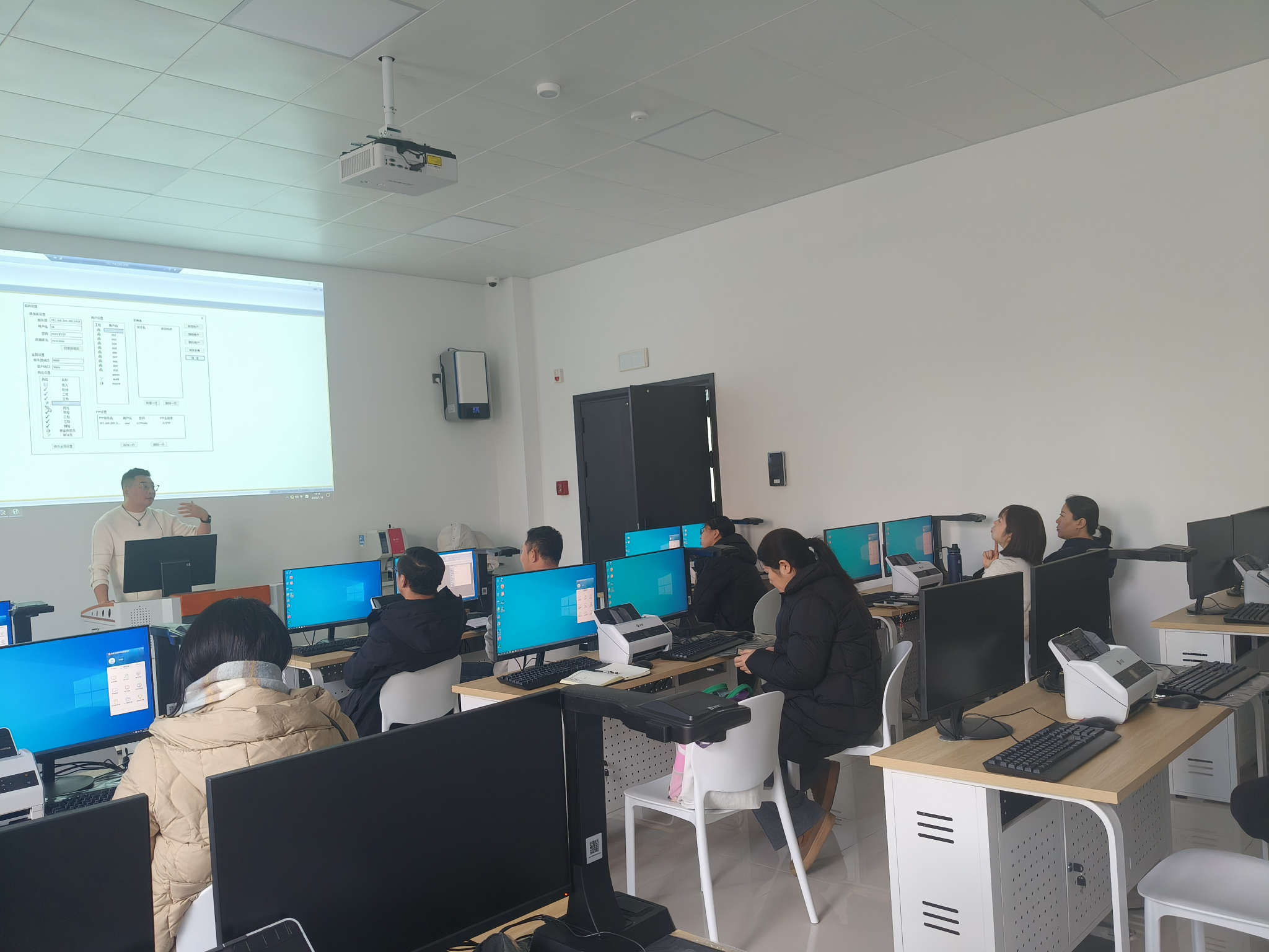 档案学专业开展智能档案管理系统培训