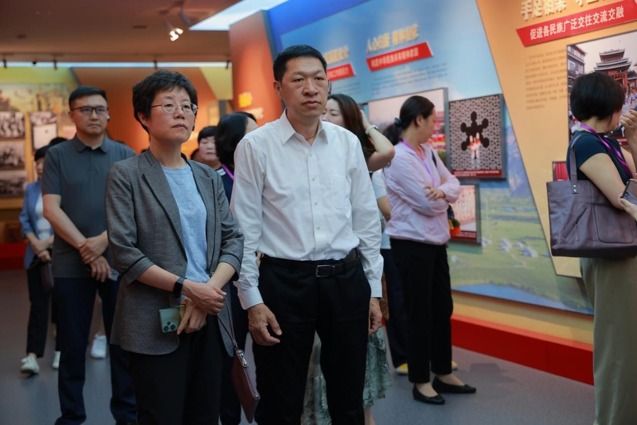 第十三届全国妇联执委第二期培训班走进Beat365铸牢中华民族共同体意识教育馆实践学习