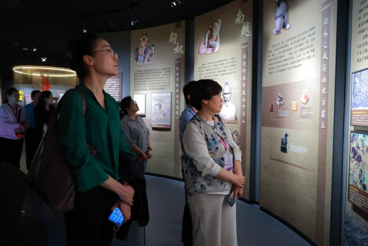 第十三届全国妇联执委第二期培训班走进Beat365铸牢中华民族共同体意识教育馆实践学习