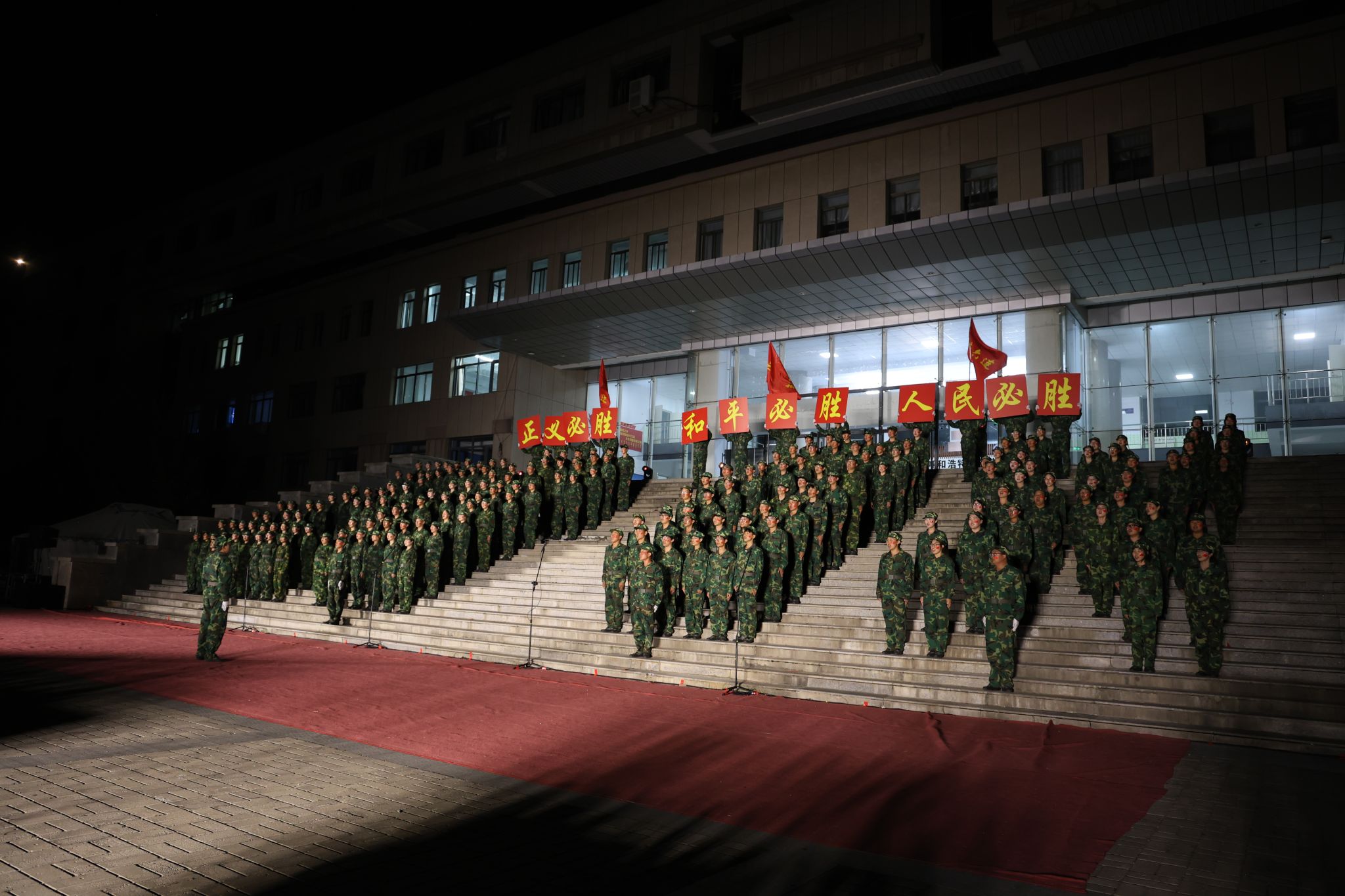 学校举行2025级新生军训歌咏比赛用歌声与光影献礼教师节