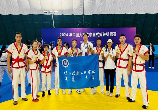 一群穿着蓝色衣服的女人站在一起描述已自动生成