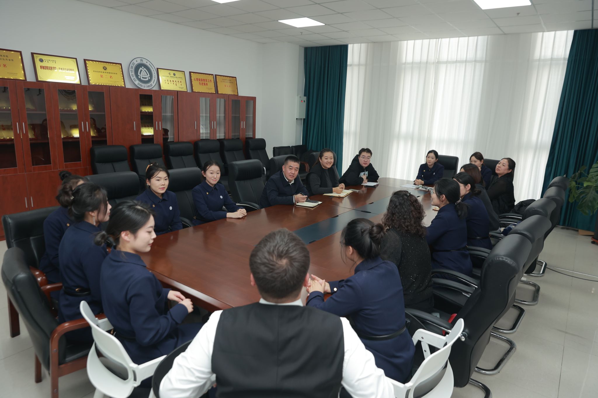 Beat365召开铸牢中华民族共同体意识宣传教育与民族团结进步创建工作座谈会