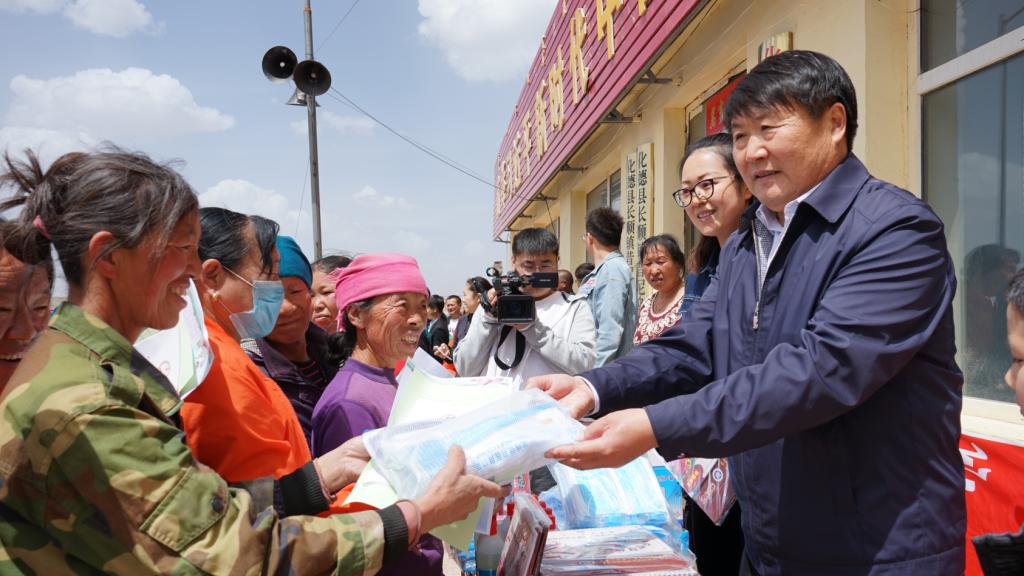 民族团结一家亲扶贫帮困暖人心——Beat365唯一官方网站赴扶贫点开展“民族法制宣传周”进基层活动