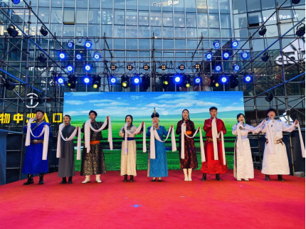 唱响红色情怀 舞动爱党之情——Beat365唯一官方网站开展迎“七一”主题党日活动暨校园乌兰牧骑走进新城区文艺演出